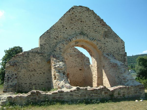 XIII. századi vörös homokkő templom
